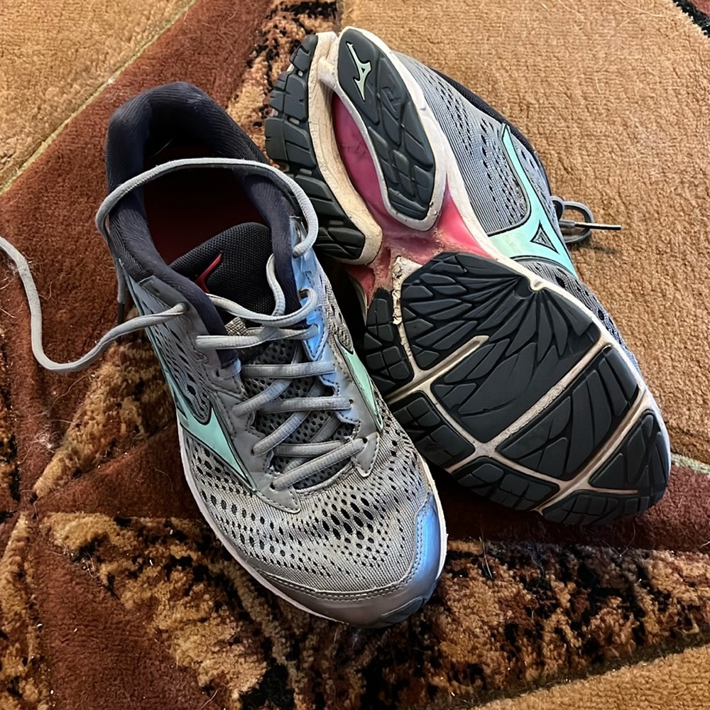 Tennis shoes